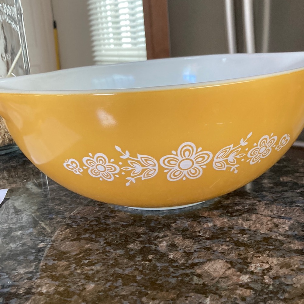 Vintage (c. 1972) “Butterfly Gold” Pyrex nesting bowl - Picture 5 of 9